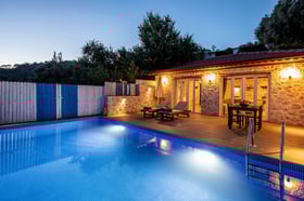 Villa Asır-2, Jakuzili, Korunaklı Havuzlu Balayı Villası 1