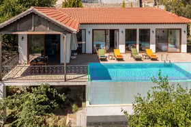 Villa Asil, Geniş Havuzlu, Deniz Manzaralı, Jakuzili Lüks Villa 1