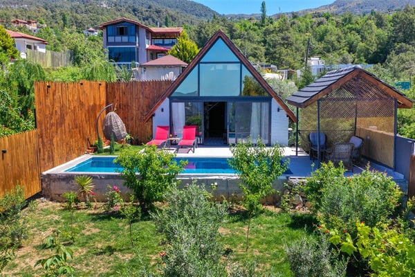 Villa Magic, Jakuzili, Doğa İçerisinde Geniş Havuzlu Villa 1