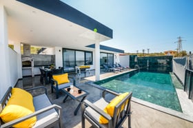 Villa Nur, Çift Jakuzili, Doğa İçerisinde, Korunaklı Havuzlu Villa 3