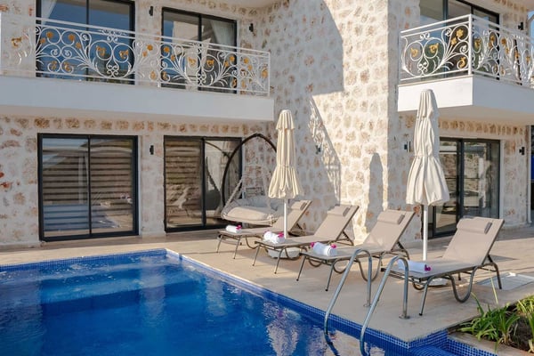 Villa Nihan-9, İki Havuzlu, Doğa İçerisinde, Lüks Muhafazakar Villa 2