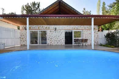Villa Azure, Jakuzili ve Muhafazakar 1