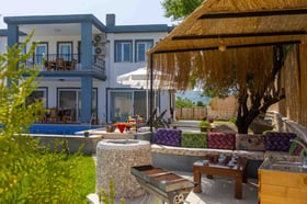 Villa Karam, Korunaklı, Geniş Havuzlu, 4 Yatak Odalı 1