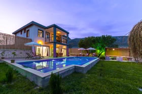 Villa Karam, Korunaklı, Geniş Havuzlu, 4 Yatak Odalı 2