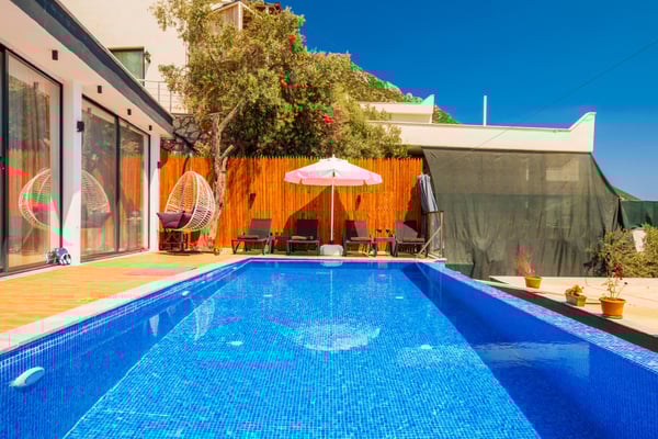 Villa Petalo-2, Muhteşem Manzaralı, Jakuzili ve Korunaklı Havuzlu Villa 1