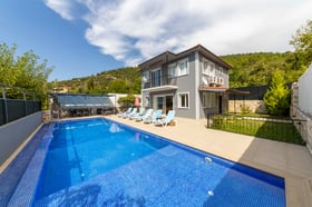 Villa Ekin, Altı Kişilik, Korunaklı Havuzlu, Jakuzili Lüks Villa 3