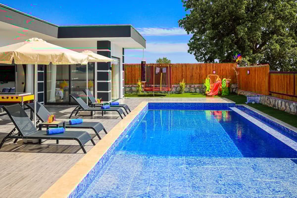 Villa Efil, 5 Kişilik, Çocuk Parklı, Jakuzili, Korunaklı 2