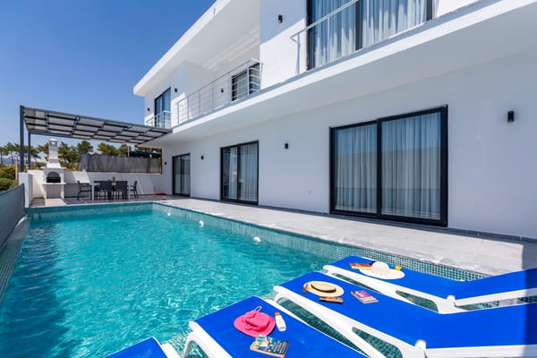 Villa Bernis-3, Süit Odalı, Korunaklı Havuzlu ve Jakuzili 1