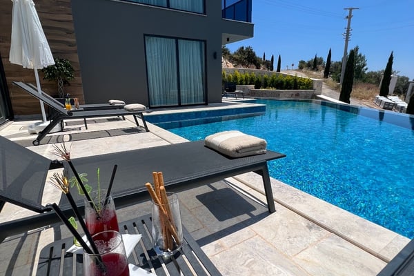 Villa Laluna, Kalkan Bölgesinde, 4 Odalı, Üç Jakuzili ve Kapalı Havuzlu 1