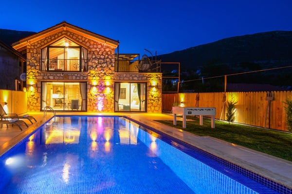 Villa İygi, Kalkan`da, Jakuzili ve Korunaklı Havuzlu 1