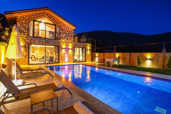 Villa İygi, Kalkan`da, Jakuzili ve Korunaklı Havuzlu 1