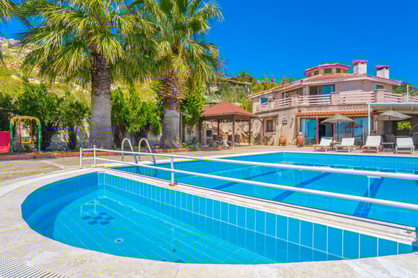 Villa Betty-2, Geniş Havuzlu, 3 Odalı, Muhafazakar 1