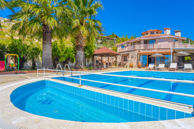 Villa Betty-2, Geniş Havuzlu, 3 Odalı, Muhafazakar 1