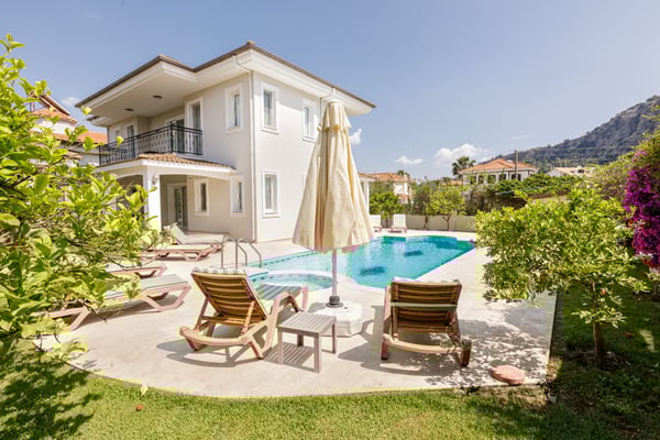 Villa Sim-3 Markete ve Restorana Yakın, Geniş Havuzlu Villa 1