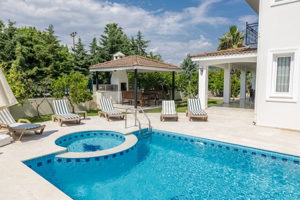 Villa Sim-3 Markete ve Restorana Yakın, Geniş Havuzlu Villa 3
