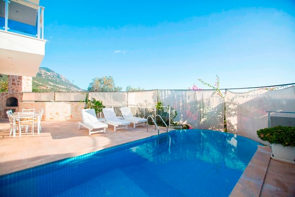 Villa Tanpınar, Geniş Havuzlu, Merkezi Konumda ve Manzaralı 3