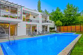 Villa Ezgi, Markete Yakın, Geniş Yüzme Havuzlu Muhafazakar Villa 3