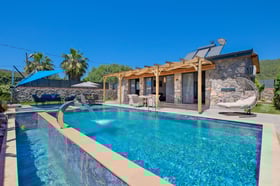 Villa Halley-1, Fethiye`de Korunaklı Havuzlu, Jakuzi ve Jenaratörlü Balayı Villası 3