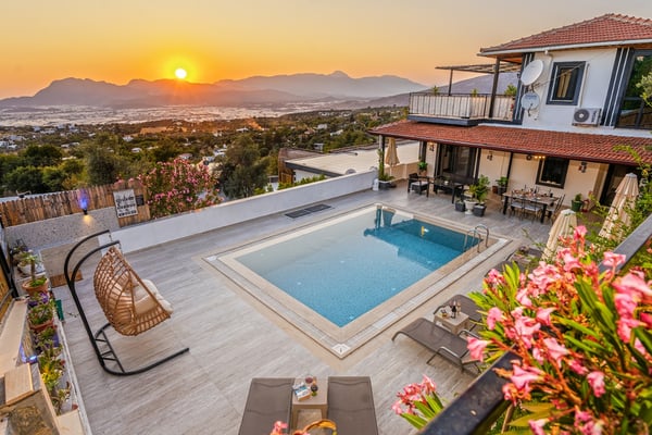 Villa Sedir-1, Doğa İçerisinde, Geniş ve Isıtmalı Havuzlu 2