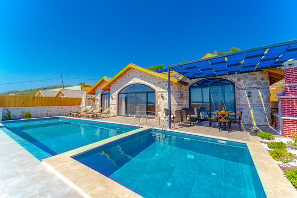 Villa Hasbel-5, Jakuzili ve Muhafazakar 1