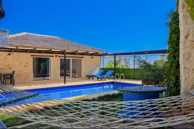 Villa Philia-3, Jakuzili, Korunaklı ve Tek Odalı 2