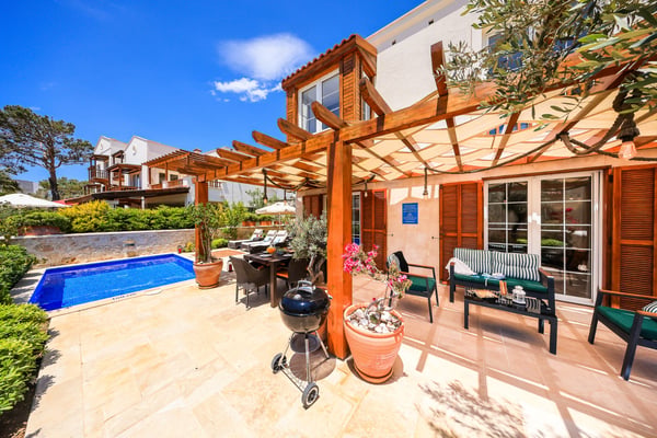 Villa Kalunta, Geniş Havuzlu, Sinema Odalı 1