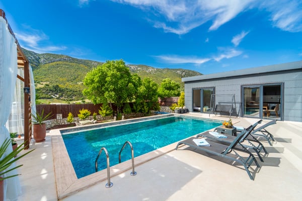 Villa Loka-1, 2 Odalı, Jakuzili ve Korunaklı 3