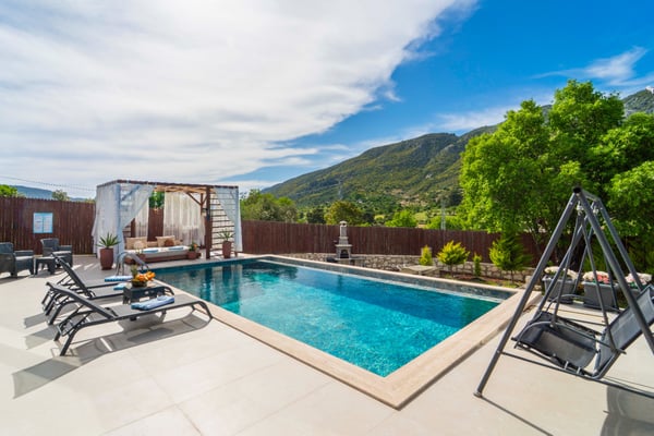 Villa Loka-1, 2 Odalı, Jakuzili ve Korunaklı 3