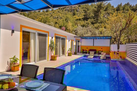 Villa Lapaz, Doğa İçerisinde, Geniş Havuzlu, Manzaralı Villa 3