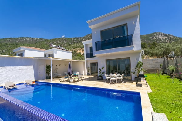 Villa Asaf-2, Manzaralı, Geniş Havuzlu Muhafazakar 2
