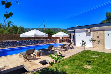 Villa Erato, Şahane Manzaralı, Doğa İçinde Muhafazakar Villa 2