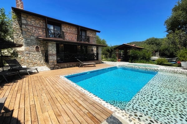 Villa Leo, Jakuzili Havuzlu, Doğa İçerisinde Muhafazakar Villa 1