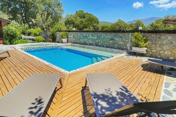 Villa Leo, Jakuzili Havuzlu, Doğa İçerisinde Muhafazakar Villa 3