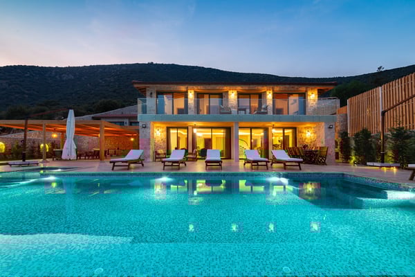 Villa Yerdeniz-1, Denize sıfır, Deniz Manzaralı, 6 Odalı ve Kendine Ait Plajlı Villa 1