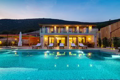 Villa Yerdeniz-1, Denize sıfır, Deniz Manzaralı, 6 Odalı ve Kendine Ait Plajlı Villa 1
