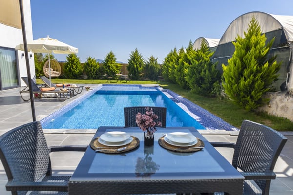 Villa Yek-1, Jakuzili, Korunaklı Havuzlu, Balayı Villası 3