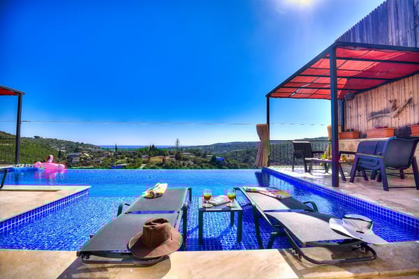 Villa Anahit, Çift Jakuzili, Taş Mimarili Muhafazakar Villa 2