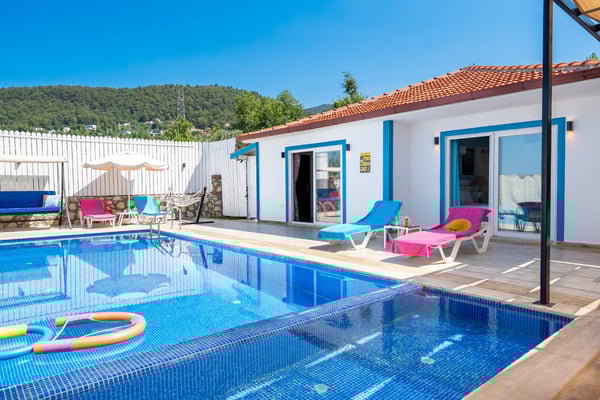 Villa Mine-1, Isıtmalı Havuzlu, 2 Odalı ve Muhafazakar 2