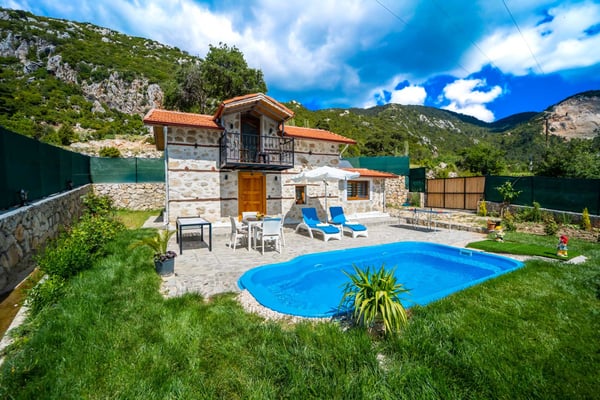 Villa Saten, 2 Kişilik, Doğa İçerisinde, Jakuzili Balayı Villası 1