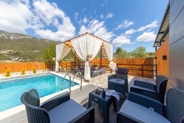 Villa Loka-2, Korunaklı, 2 Odalı ve Jakuzili 2