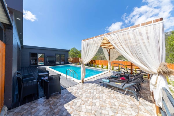 Villa Loka-2, Korunaklı, 2 Odalı ve Jakuzili 1