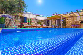 Villa Lilith-2, Kalkan Bölgesinde, 2 Odalı, Jakuzili, Taş Mimari, Balayı Villası 2