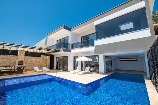 Villa Flora-2, Korunaklı Yüzme Havuzlu, Deniz Manzaralı Villa 1