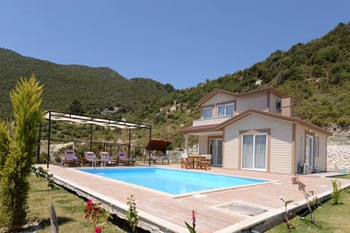 Villa Helen-1, Süit Odalı, Jakuzili, Geniş Havuzlu 1
