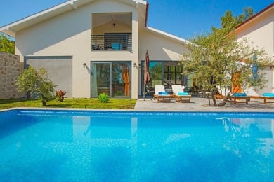 Villa Helsinki-2, Korunaklı Yüzme Havuzlu, Jakuzili Villa 1
