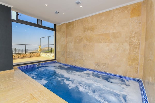 Villa Minevra, Jakuzili ve Isıtmalı Havuzlu, Deniz Manzaralı Villa 3