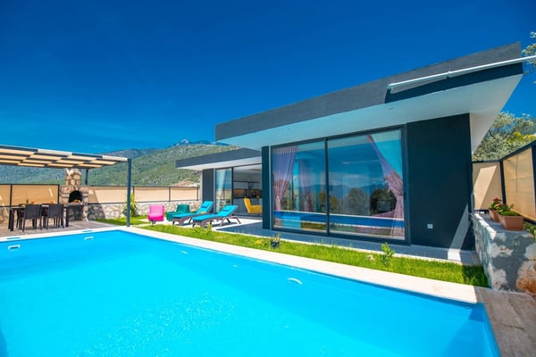 Villa Amadora, Geniş Havuzlu, Jakuzili, Muhafazakar Lüks Villa 1