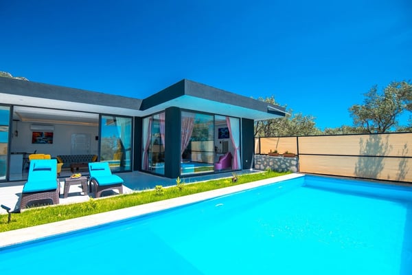Villa Amadora, Geniş Havuzlu, Jakuzili, Muhafazakar Lüks Villa 2