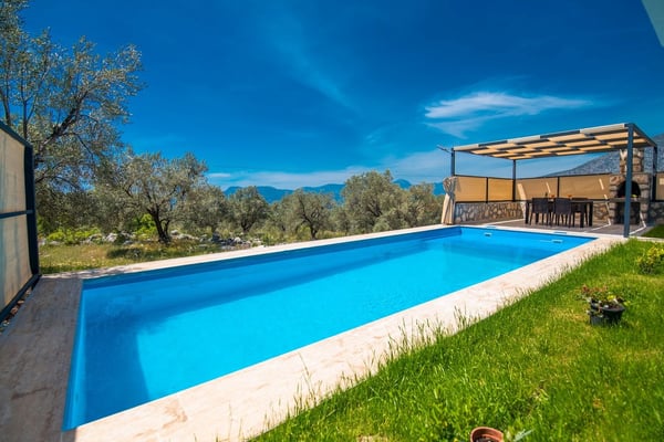 Villa Amadora, Geniş Havuzlu, Jakuzili, Muhafazakar Lüks Villa 3