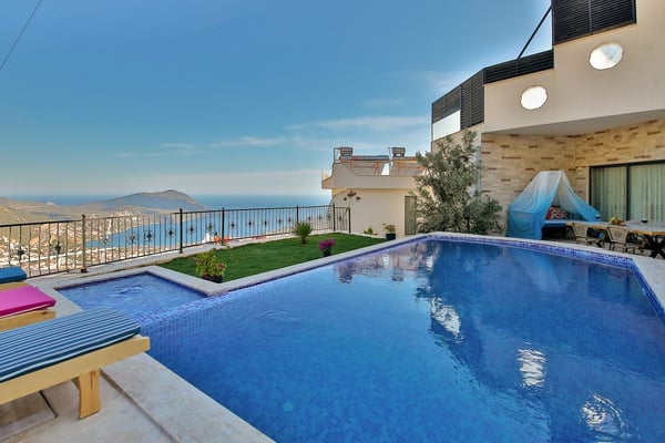 Villa Sazende, Korunaklı Havuzlu, Merkeze Yakın Lüks Villa 2